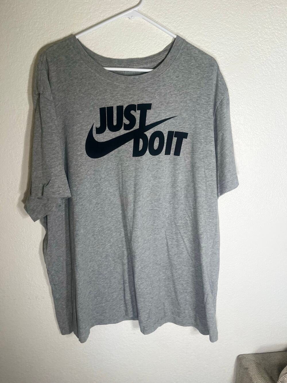 Nike XXL grey mens T-Shirt w/black design-used good condition